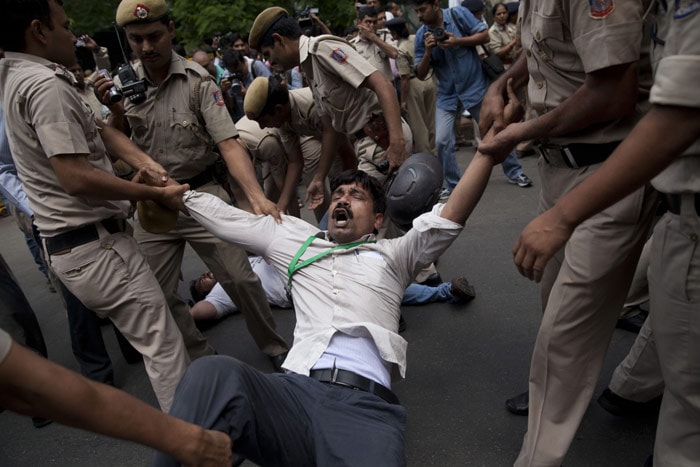 government of delhi, Narendra Modi, Arvind Kejriwal, aam aadmi party, Lalit Modi, Smriti Irani, Sushma Swaraj, Vasundhra Raje, Pankaja Munde, aap protests in Delhi, aap, bhartiya janta party, bjp, Lalit modi row, sushma lalit, Lalit Suhma, bjp leaders, New Delhi, Indian Express, the indian express