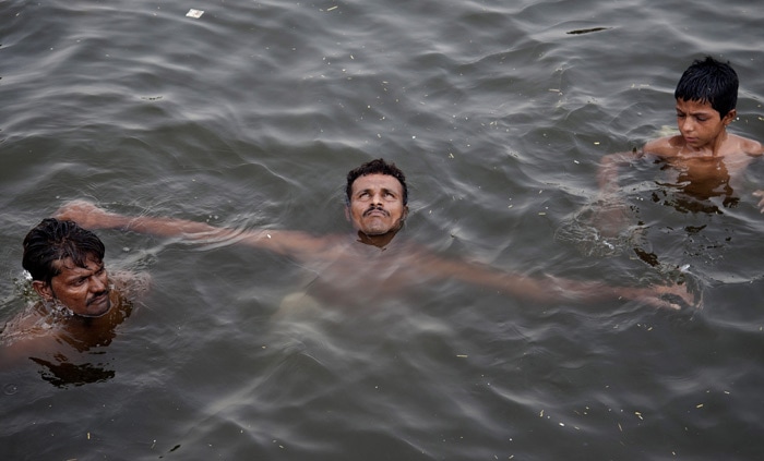 Karachi, Karachi Heat wave, Karachi Death Toll, Karachi Heat stroke, Pakistan Heat wave, ramadan, Sindh Heat wave, Karachi 400 dead, Karachi Heat wave Kills, Karachi Heat Wave Ramadan, Karachi Ramadan Heat wave, Karachi Heat wave news, Karachi news, Pakistan news