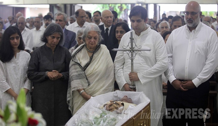 Shyam Benegal, Anil Dharker, Julio Ribeiro attend Charles Correa's funeral