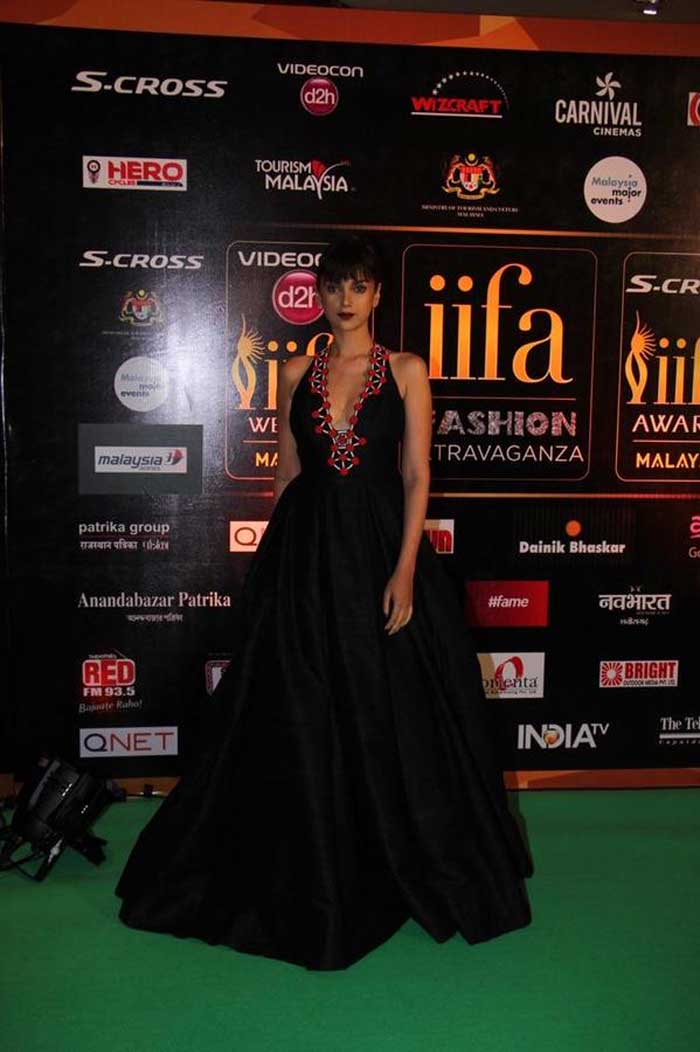 IIFA awards 2015, IIFA 2015, IIFA, IIFA Awards, Aditi Rao Hydari, Bipasha Basu, Malaika Arora Khan, Dia Mirza, Huma Qureshi, Masaba Gupta, Vivek Oberoi, Neha Dhupia, Sonu Sood, Jacqueline Fernandez, Genelia Deshmukh, Riteish Deshmukh, Lauren Gottlieb, Kanika Kapoor, Lisa Hayden, Sonu Sood, bollywood at IIFA, IIFa malaysia, IIFA kuala lumpur, IIFA awards kuala lumpur, iifa awards picture, iifa awards pictures, dia mirza,lauren gottlieb, rocky s, masaba gupta, entertainment news