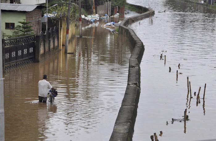 Assam flood, Assam floods, Assam monsoon, Assam monsoon flood, Brahmaputra overflowing, Assam Brahmaputra floods, Arunachal Pradesh floods, Brahmaputra tributaries floods, Assam flood affected districts, Assam MeT department, Assam Barpeta, Lakhimpur, Dhemaji floods, Assam flood news, Assam Flood photos, arunachal flood photos, Brahmaputra flood photos, india news, assam news, northeast news,
