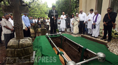 Shyam Benegal, Anil Dharker, Julio Ribeiro attend Charles Correa's funeral