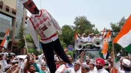 Aam Aadmi Party, Arvind Kejriwal, Jitender Singh Tomar, Jitender Tomar Arrest, Tomar fake Degree, Ajay Maken, PC Chacko, AAP, Congress workers Protest in Delhi, Protest against Arvind Kejriwal, Arvind Kejriwal Resignation, Jitender Tomar Fake Degree case, Tomar fake degree case, Tomar Fake Degree row, New Delhi