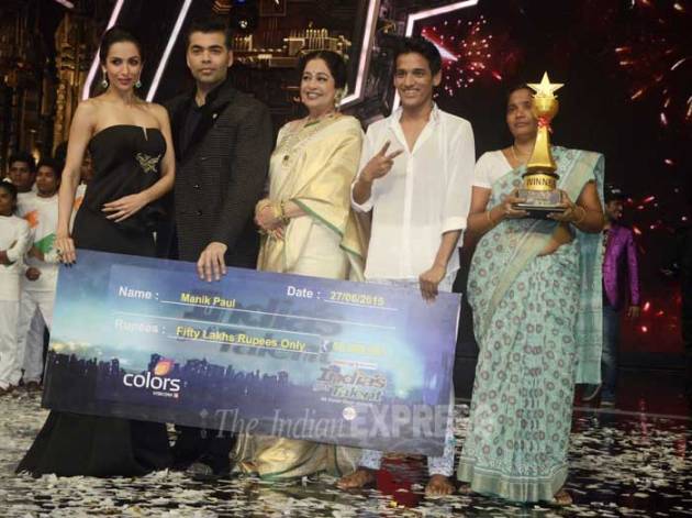 indias got talent, manik paul, malaika arora khan, kirron kher, karan johar, indias got talent pics, indias got talent finale, indias got talent winner, indias got talent manik paul, manik paul trophy, indias got talent judges, indias got talent finale pics, indias got talent finale pictures, entertainment, indias got talent images