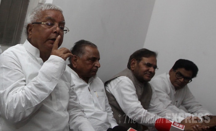 Lalu, Lalu Conference, Nitish Kumar, Lalu yadav Shard yadav, Ram gopal yadav, Mulayam Singh yadav, Sonia Gandhi, Rahul Gandhi, B S Hudda, Veer Bhadra Singh, Amarinder Singh, Bihar polls, joint Press conference, Sonia Gandhi residence, Mulayam Yadav rersidence, New Delhi