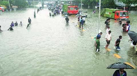 Mumbai Rains: People flock to Marine Drive despite high ... - 480 x 267 jpeg 14kB