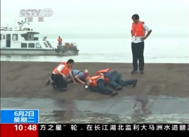 Yangtze, China, china boat sinks, China boat capsizing, Ship sinks in China, China Boat Rescue operations, China Boat rescue work, China Boat Survivors, China Ship Sinks