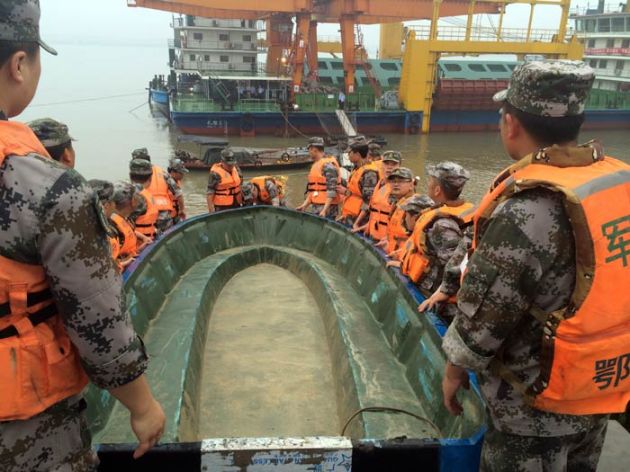 Yangtze, China, china boat sinks, China boat capsizing, Ship sinks in China, China Boat Rescue operations, China Boat rescue work, China Boat Survivors, China Ship Sinks