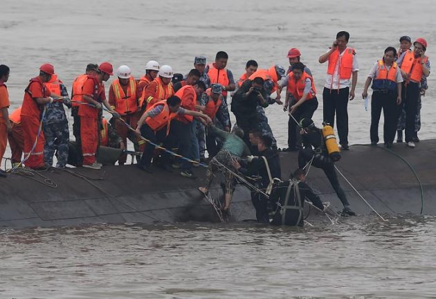 Yangtze, China, china boat sinks, China boat capsizing, Ship sinks in China, China Boat Rescue operations, China Boat rescue work, China Boat Survivors, China Ship Sinks