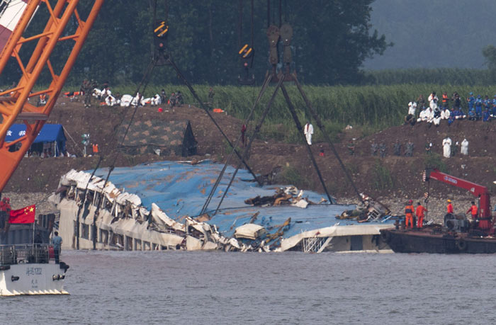 Yangtze, Yangtze Ship disaster, Yangtze ship capsize, China, china boat sinks, China boat capsizing, Ship sinks in China, China Boat Rescue operations, China Boat rescue work, China Boat Survivors, China Ship Sinks