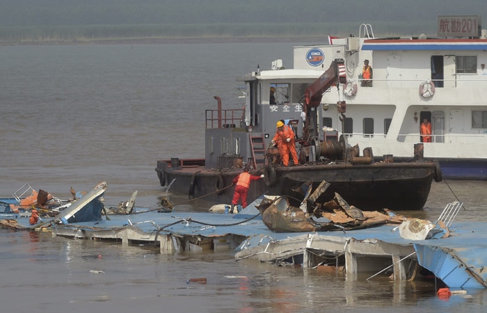 Yangtze, Yangtze Ship disaster, Yangtze ship capsize, China, china boat sinks, China boat capsizing, Ship sinks in China, China Boat Rescue operations, China Boat rescue work, China Boat Survivors, China Ship Sinks