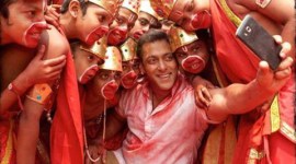 salman-khan-selfie-480 salman khan, bajrangi bhaijaan, salman khan bajrangi bhaijaan, salman bajrangi bhaijaan, bajrangi bhaijaan songs, selfie song bajrangi bhaijaan, salman khan selfie song, salman khan selfie, salman khan news