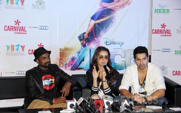 varun dhawan, shraddha kapoor, varun, shraddha, abcd 2, remo d'souza, indore, varun dhawan abcd 2, shraddha kapoor abcd 2, varun dhawan pics, shraddha kapoor pics, varun dhawan shraddha kapoor, varun shraddha, entertainment, bollywood pics, bollywood