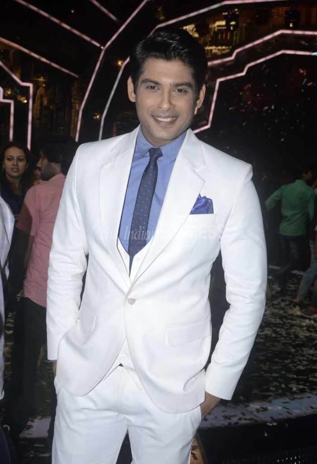 indias got talent, manik paul, malaika arora khan, kirron kher, karan johar, indias got talent pics, indias got talent finale, indias got talent winner, indias got talent manik paul, manik paul trophy, indias got talent judges, indias got talent finale pics, indias got talent finale pictures, entertainment, indias got talent images