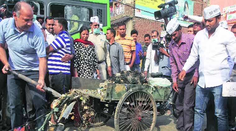 Safai Karamchari Strike- AAP leaders wield the broom, take a ‘sweep’ at ...