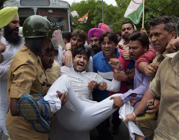 sushma swaraj, Vasundhara Raje, sushma swaraj lalit modi, lalit modi, vasundhara raje lalit modi, Lalit modi documents, Sushma swaraj helping Lalit modi, Congress protest, Congress on Sushma Lalit, Congress protest Sushma residence, Sushma resignation, lalit modi travel documents, lalit modi travel papers, india news, top stories, latest news