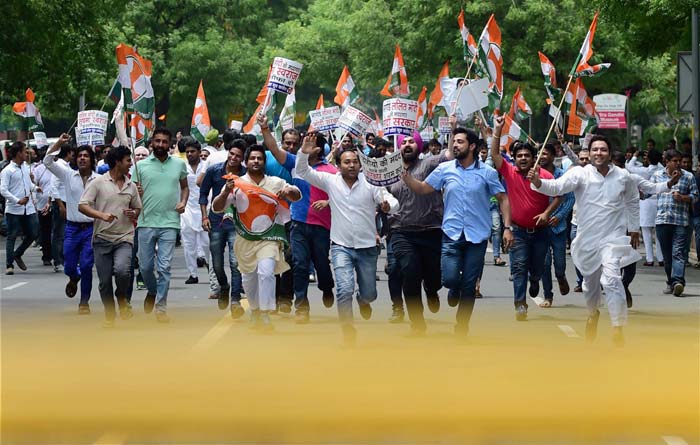 sushma swaraj, Vasundhara Raje, sushma swaraj lalit modi, lalit modi, vasundhara raje lalit modi, Lalit modi documents, Sushma swaraj helping Lalit modi, Congress protest, Congress on Sushma Lalit, Congress protest Sushma residence, Sushma resignation, lalit modi travel documents, lalit modi travel papers, india news, top stories, latest news