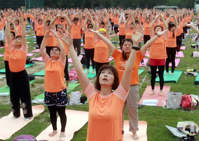 yoga day, international yoga day, yoga day, international day of yoga, june 21 yoga day, yoga day celebrations, yoga around the world, yoga day world record, yoga day pictures, yoga day photos, india news, india yoga photos