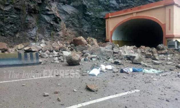 mumbai pune expressway, landslide, mumbai landslide, pune landslide, mumbai landslide photos, pune landslide photos, today landslide photos, mumbai pune expressway landslide, mumbai news, pune news, india news, indian express