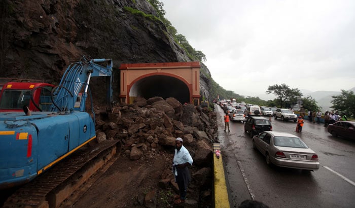 mumbai pune expressway, landslide, mumbai landslide, pune landslide, mumbai landslide photos, pune landslide photos, today landslide photos, mumbai pune expressway landslide, mumbai news, pune news, india news, indian express