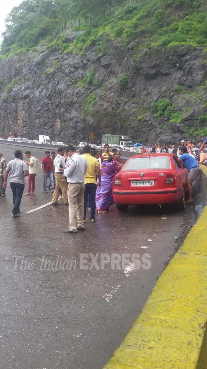 mumbai pune expressway, landslide, mumbai landslide, pune landslide, mumbai landslide photos, pune landslide photos, today landslide photos, mumbai pune expressway landslide, mumbai news, pune news, india news, indian express