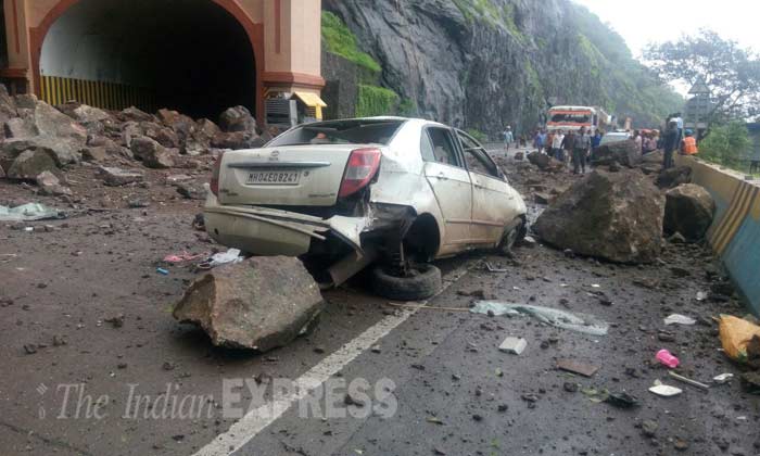 mumbai pune expressway, landslide, mumbai landslide, pune landslide, mumbai landslide photos, pune landslide photos, today landslide photos, mumbai pune expressway landslide, mumbai news, pune news, india news, indian express
