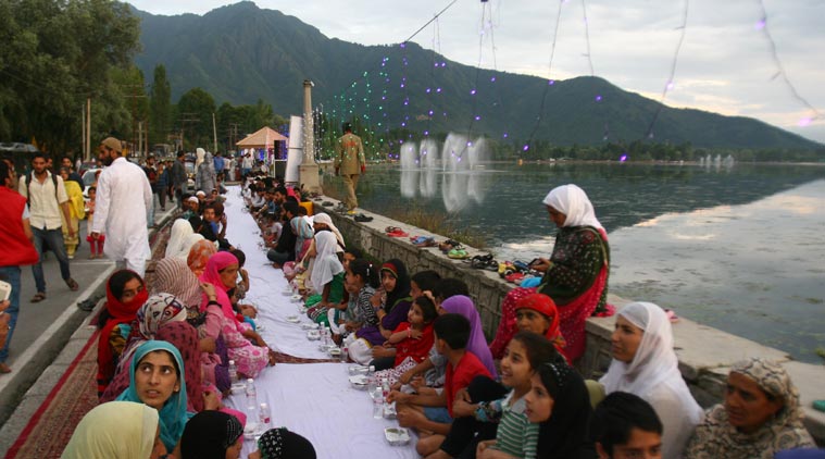 Iftar, ramzan, ramzan meal, Iftar Dal lake, Iftar Jammu and Kashmir, Iftar spread dal lake, Iftar spread, Asia’s longest Iftar spread, iftar news, india news, indian express news