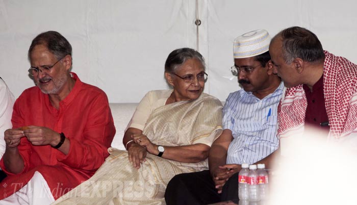 kejriwal iftar party, kejiwal jung iftar party, najeeb jung, arvind kejriwal, Sheila Dikshit, derek o'brian, manish sisodia, jung keriwal hug, CM vs LG, CM kejriwal, LG najeeb jung, ramadan iftar party, ramzan kejriwal iftar party, kejriwal iftar party photos, jung kejriwal photos, Delhi news, NCR news, india news
