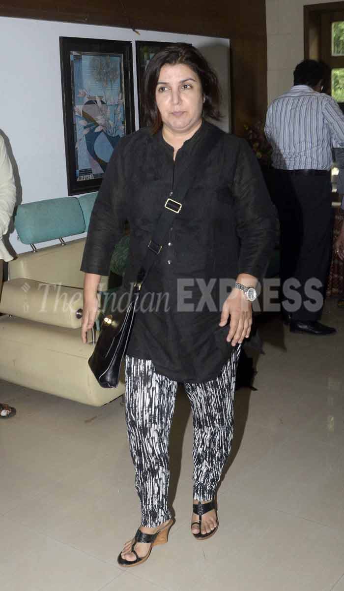 farah khan, shah rukk khan, subhash dada, subhash prayer meet, srk spotboy prayer meet, farah khan, gauri khan at prayer meet, shah rukh khan spot boy, gauri khan pics, farah khan at prayer meet, bollywood, entertainment