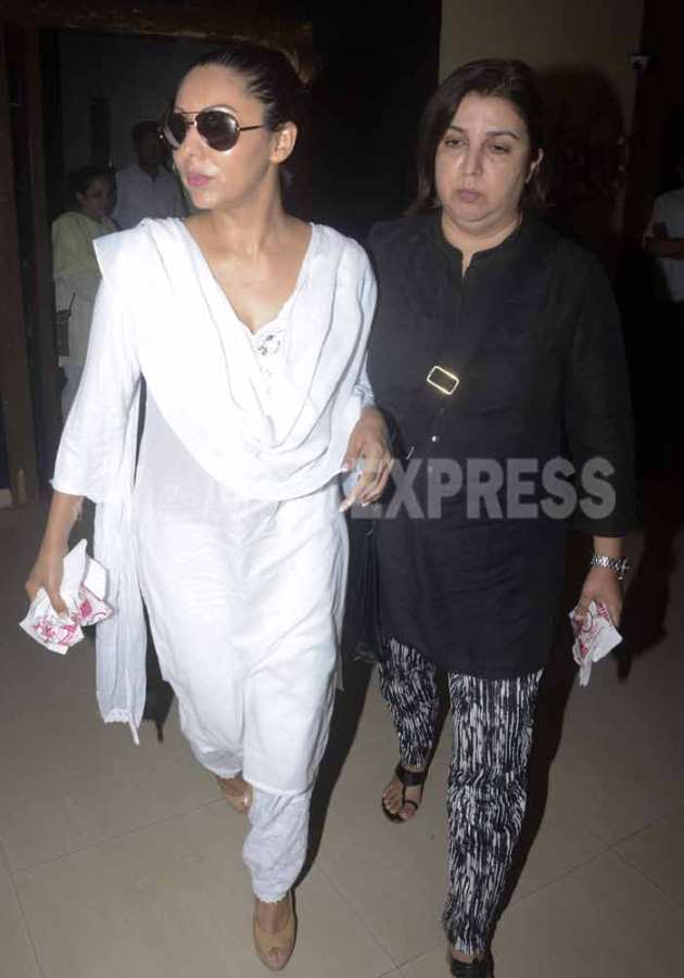 farah khan, shah rukk khan, subhash dada, subhash prayer meet, srk spotboy prayer meet, farah khan, gauri khan at prayer meet, shah rukh khan spot boy, gauri khan pics, farah khan at prayer meet, bollywood, entertainment