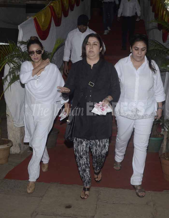 farah khan, shah rukk khan, subhash dada, subhash prayer meet, srk spotboy prayer meet, farah khan, gauri khan at prayer meet, shah rukh khan spot boy, gauri khan pics, farah khan at prayer meet, bollywood, entertainment