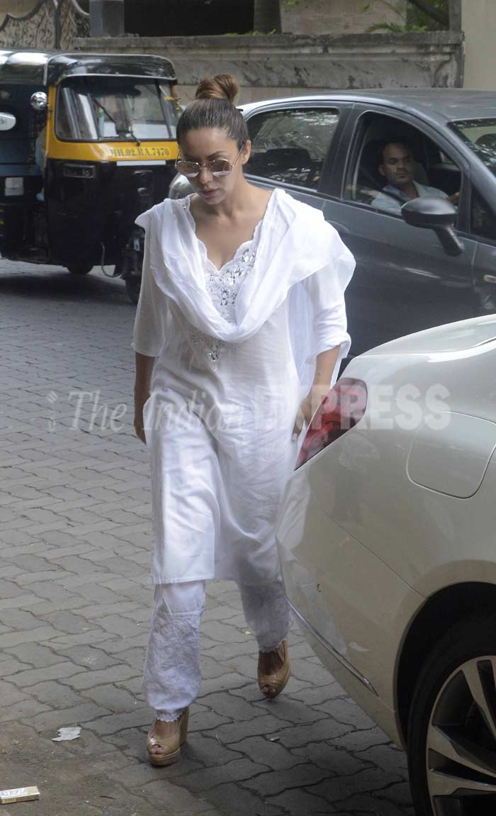 farah khan, shah rukk khan, subhash dada, subhash prayer meet, srk spotboy prayer meet, farah khan, gauri khan at prayer meet, shah rukh khan spot boy, gauri khan pics, farah khan at prayer meet, bollywood, entertainment
