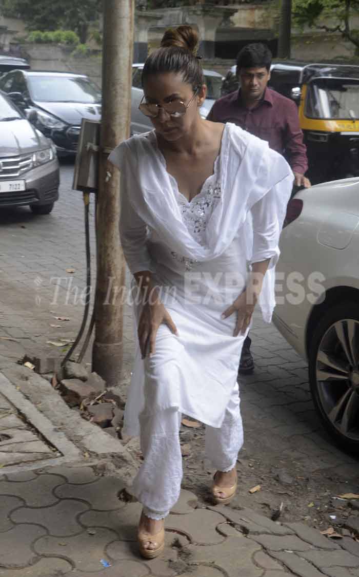 farah khan, shah rukk khan, subhash dada, subhash prayer meet, srk spotboy prayer meet, farah khan, gauri khan at prayer meet, shah rukh khan spot boy, gauri khan pics, farah khan at prayer meet, bollywood, entertainment