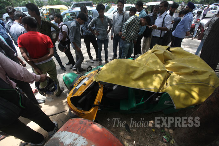 Gurgaon, Gurgaon shootout, Gurgaon Gang War, Gurgaon Accident, IFFCO Chowk Shootout, MG road Shootout, MG Road Gurgaon shootout, SUV topples over autorickshaw, Shootout in Gurgaon, Gurgaon News, Delhi News