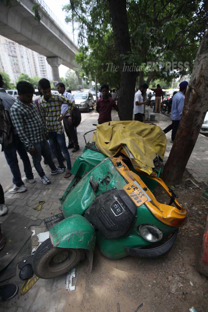 Gurgaon, Gurgaon shootout, Gurgaon Gang War, Gurgaon Accident, IFFCO Chowk Shootout, MG road Shootout, MG Road Gurgaon shootout, SUV topples over autorickshaw, Shootout in Gurgaon, Gurgaon News, Delhi News
