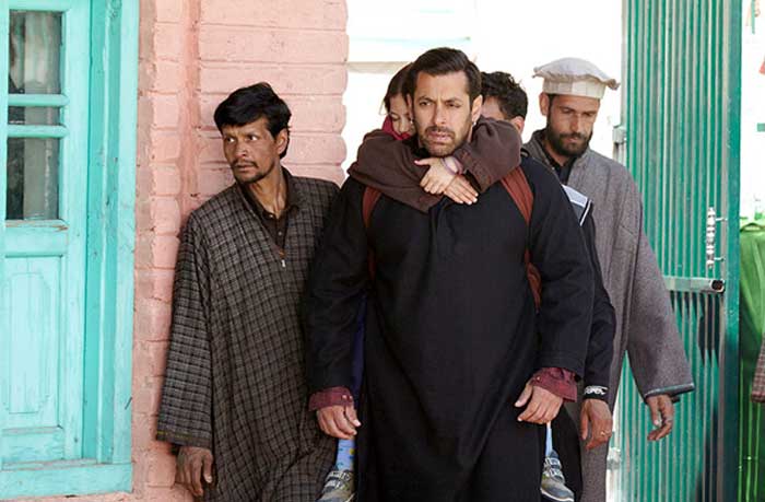salman khan, bajrangi bhaijaan, harshaali malhotra, harshaali, munni bajrangi bhaijaan, salman khan munni, salman khan munni harshaali, salman khan harshaali, harshaali malhotra bajrangi bhaijaan, harshaali malhotra pics, salman harshaali pics, salman khan pics, harshaali pictures, bollywood, entertainment