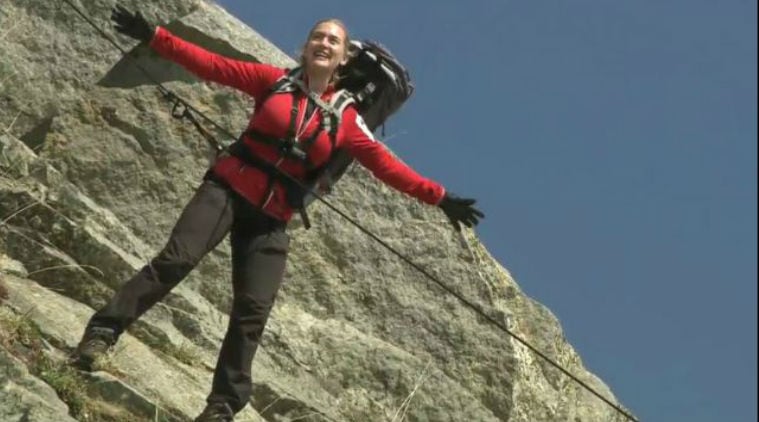 titanic boat pose kate winslet re enacts the famous titanic pose titanic boat pose kate winslet re enacts the famous titanic pose