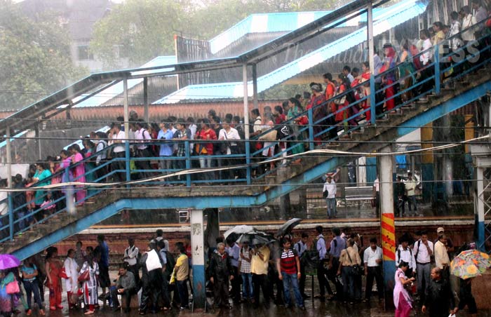 Mumbai Rains, Mumbai, Mumbai Waterlogging, Mumbai Suburbs, Heavy rains, Heavy rains in Mumbai, Waterlogging, train services in mumbai