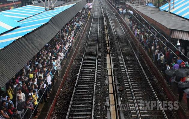 Mumbai Rains, Mumbai, Mumbai Waterlogging, Mumbai Suburbs, Heavy rains, Heavy rains in Mumbai, Waterlogging, train services in mumbai