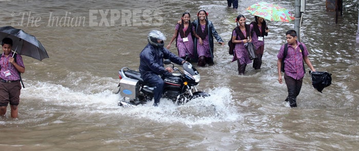 Mumbai Rains, Mumbai, Mumbai Waterlogging, Mumbai Suburbs, Heavy rains, Heavy rains in Mumbai, Waterlogging, train services in mumbai