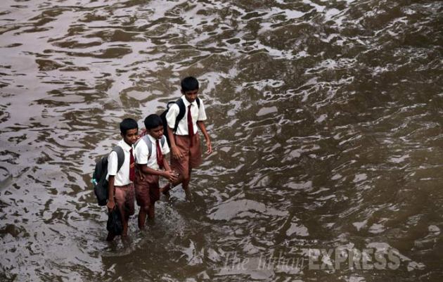 Mumbai Rains, Mumbai, Mumbai Waterlogging, Mumbai Suburbs, Heavy rains, Heavy rains in Mumbai, Waterlogging, train services in mumbai