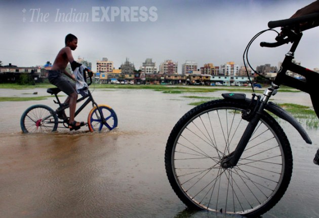 Mumbai Rains, Mumbai, Mumbai Waterlogging, Mumbai Suburbs, Heavy rains, Heavy rains in Mumbai, Waterlogging, train services in mumbai