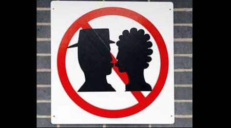 china police, chinese police, kissing. kiss, chinese subway kissing, chinese subway, china subway, kissing in china subway, kissing in chinese subway, liaoning, china news, world news