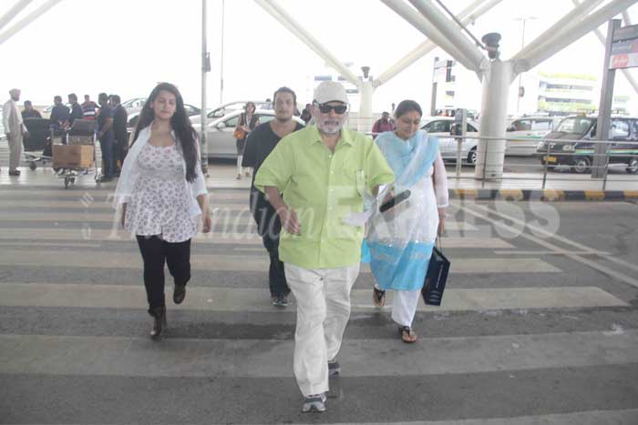 shahid kapoor, shahid kapoor wedding, shahid kapoor marriage, mira rajput, shahid mira, shahid kapoor mira rajput, shahid kapoor wedding pictures, shahid kapoor marriage pictures, shahid mira marriage pics, shahid kapoor mira rajput airport, shahid mira airport, shahid kapoor mumbai, mira rajput mumbai, shahid kapoor mira rajput pics, entertainment news, pankaj kapoor, supriya pathan, sanah kapoor, pankaj kapur