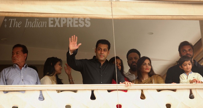 Salman Khan, Eid, Bajrangi Bhaijaan, Salman Khan celebrates Eid, Salman Khan Bajrangi Bhaijaan, Salim Khan, Sohail Khan, Alvira Khan, Nirvaan Khan, Arpita Khan, Aayush Sharma, Kabir Khan, Mini Mathur, Kareena Kapoor Khan, bollywood, entertainment