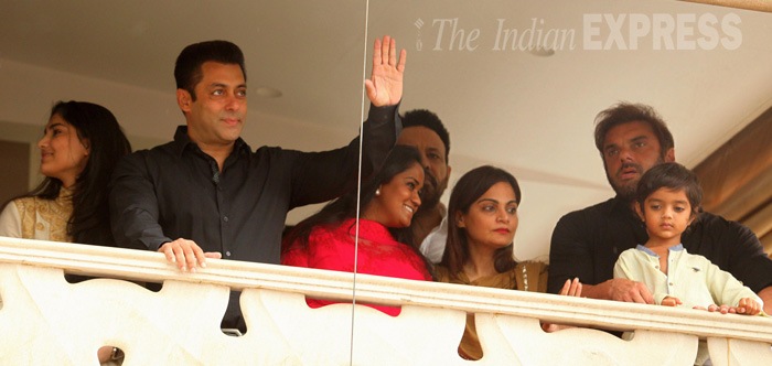 Salman Khan, Eid, Bajrangi Bhaijaan, Salman Khan celebrates Eid, Salman Khan Bajrangi Bhaijaan, Salim Khan, Sohail Khan, Alvira Khan, Nirvaan Khan, Arpita Khan, Aayush Sharma, Kabir Khan, Mini Mathur, Kareena Kapoor Khan, bollywood, entertainment
