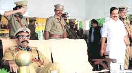 Kerala, Oomen Chandy, ips officer salute, kerala ips officer salute, Rishi Raj Singh, adgp salute, kerala police salute, kerala news, oomen chandy salute, chandy salute,