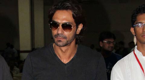 Arjun Rampal surprises fans with chocolates