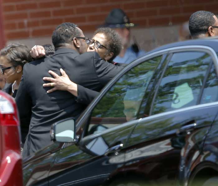 bobbi kristina brown, bobbi kristina brown funeral, bobbi kristina brown death, bobbi kristina brown dies, bobbi kristina brown funeral pics, bobby bron, bobby brown daughter, bobby brown bobbi kristina brown, entertainment