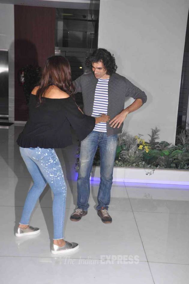 deepika padukone, ranbir kapoor, tamasha, tamasha wrap up party, deepika ranbir, deepika pranbir party, deepika pdukone ranbir kapoor, deepika padukone tamasha, ranbir kapoor tamasha, tamasha party, imtiaz ali, siddharth roy kapoor, said nadiadwala, wardha nadiadwala, entertainment, bollywood